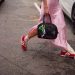 Φόρεμα με sneakers: Τώρα είναι η κατάλληλη στιγμή να φορέσεις αυτόν τον συνδυασμό