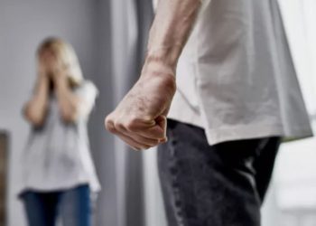 46χρονος απείλησε, έβρισε κι άσκησε σωματική βία στην σύζυγό του σε χωριό της Λάρισας