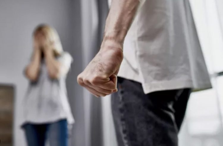 46χρονος απείλησε, έβρισε κι άσκησε σωματική βία στην σύζυγό του σε χωριό της Λάρισας