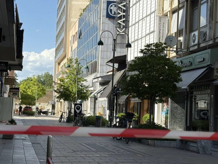 Λάρισα: Φάρσα η απειλή για βόμβα στην Alpha Bank – Εκκενώθηκαν και αποκλείστηκαν από την αστυνομία τα σημεία (ΕΙΚΟΝΕΣ – ΒΙΝΤΕΟ)