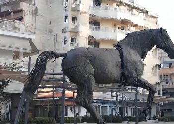 Χαμό έκανε βίντεο με το μπρούτζινο άλογο της Λάρισας να …ζωντανεύει και να καλπάζει – «Βροχή» τα σχόλια (ΒΙΝΤΕΟ)
