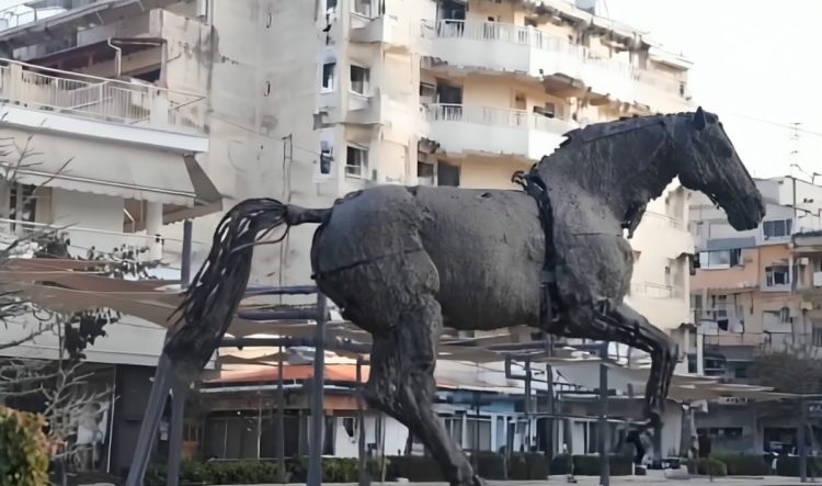 Χαμό έκανε βίντεο με το μπρούτζινο άλογο της Λάρισας να …ζωντανεύει και να καλπάζει – «Βροχή» τα σχόλια (ΒΙΝΤΕΟ)