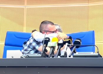 Συγκίνηση, μια ζεστή αγκαλιά από τον Δ. Κουρέτα και δάκρυα στην αποχώρηση του Ηλία Λεοντάρη από την Πολιτική Προστασία για προσωπικούς λόγους (ΕΙΚΟΝΕΣ)
