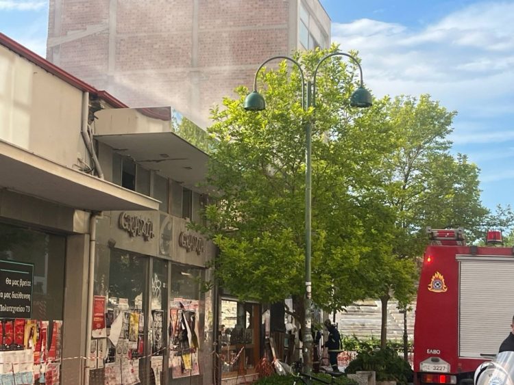 Λάρισα: Συναγερμός στην Πυροσβεστική για φωτιά σε κτήριο απέναντι από το Αρχαίο Θέατρο – Μαύροι καπνοί στην περιοχή (ΕΙΚΟΝΕΣ – ΒΙΝΤΕΟ)