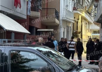 Έγκλημα στη Λάρισα: 52χρονη βρέθηκε μαχαιρωμένη – Ο γιος της συνελήφθη ως ύποπτος μαζί με ένα ακόμη άτομο (ΕΙΚΟΝΕΣ)