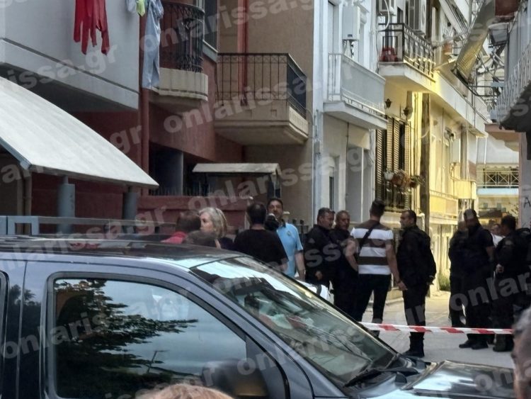 Έγκλημα στη Λάρισα: 52χρονη βρέθηκε μαχαιρωμένη – Ο γιος της συνελήφθη ως ύποπτος μαζί με ένα ακόμη άτομο (ΕΙΚΟΝΕΣ)