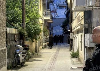 Δολοφονία 52χρονης στη Λάρισα: O 21χρονος γιος και ο ανιψιός προσπάθησαν να μεταφέρουν το πτώμα σε πάπλωμα και τους αντιλήφθηκαν οι γείτονες (ΕΙΚΟΝΕΣ)