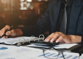 Για τεράστιο κύκλωμα κάνει λόγο ο δικηγόρος θυμάτων που εξαπατήθηκαν από Θεσσαλό λογιστή – Συνεργάζονταν με υπαλλήλους οργανισµών – υπηρεσιών αλλά και µε ελεύθερους επαγγελµατίες από τον Νοµό Τρικάλων