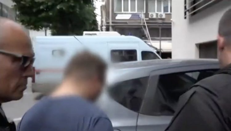 Λάρισα: Στον εισαγγελέα ο 21χρονος που σκότωσε τη μητέρα του – Για 25 μαχαιριές μιλά η ιατροδικαστής (BINTEO)