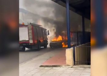 Δείτε βίντεο και φωτογραφίες: Στις φλόγες τυλίχθηκε αυτοκίνητο στη Λάρισα – Πρόλαβε να απομακρυνθεί ο οδηγός