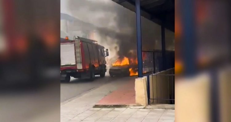 Δείτε βίντεο και φωτογραφίες: Στις φλόγες τυλίχθηκε αυτοκίνητο στη Λάρισα – Πρόλαβε να απομακρυνθεί ο οδηγός