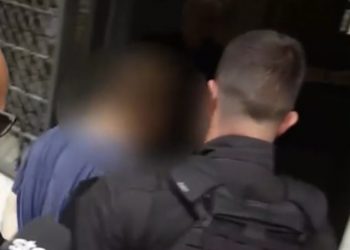 «Με έλεγε τεμπέλη, πήρα ένα κουζινομάχαιρο και την κάρφωσα πολλές φορές» δήλωσε ο 21χρονος δολοφόνος της μητέρας του