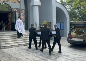 Λάρισα: Σπαραγμός στην κηδεία της 52χρονης Λουίζας που δολοφονήθηκε από τον γιό της – «Θα πάω να τον κοιτάξω στα μάτια, να του πω γιατί το έκανε αυτό», λέει ο πατέρας της (ΕΙΚΟΝΕΣ – ΒΙΝΤΕΟ)