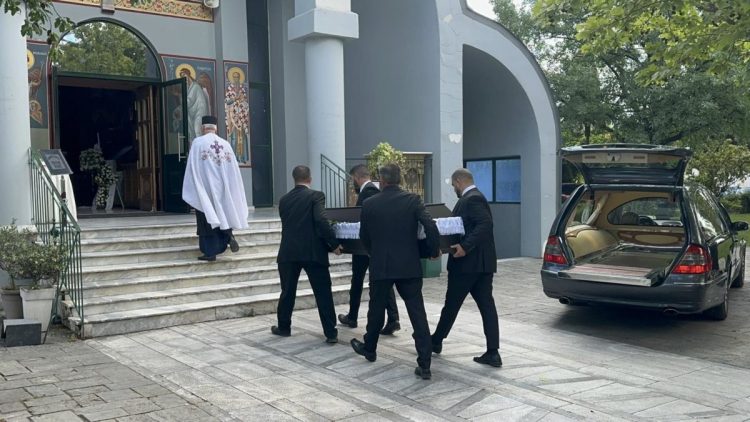 Λάρισα: Σπαραγμός στην κηδεία της 52χρονης Λουίζας που δολοφονήθηκε από τον γιό της – «Θα πάω να τον κοιτάξω στα μάτια, να του πω γιατί το έκανε αυτό», λέει ο πατέρας της (ΕΙΚΟΝΕΣ – ΒΙΝΤΕΟ)