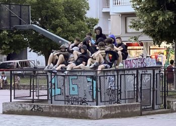 Επικίνδυνο παιχνίδι σε πλατεία της Λάρισας – Παιδιά ανεβαίνουν πάνω σε υποσταθμό του ΔΕΔΔΗΕ! (EIKONA)