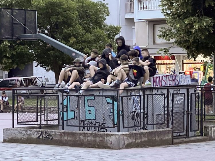 Επικίνδυνο παιχνίδι σε πλατεία της Λάρισας – Παιδιά ανεβαίνουν πάνω σε υποσταθμό του ΔΕΔΔΗΕ! (EIKONA)