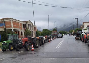 Μεγάλη αγροτική κινητοποίηση των Λαρισαίων αμυγδαλοπαραγωγών στο Συκούριο παρά τη βροχή– Δείτε ΕΙΚΟΝΕΣ