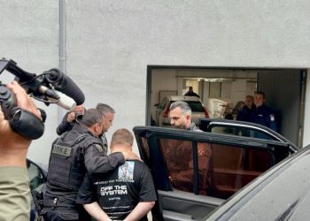 Λάρισα: Με σκυμμένο κεφάλι και χωρίς να απαντήσει σε ερωτήσεις οδηγήθηκε στις ανακριτικές αρχές για να απολογηθεί ο 21χρονος μητροκτόνος (ΕΙΚΟΝΕΣ – ΒΙΝΤΕΟ)
