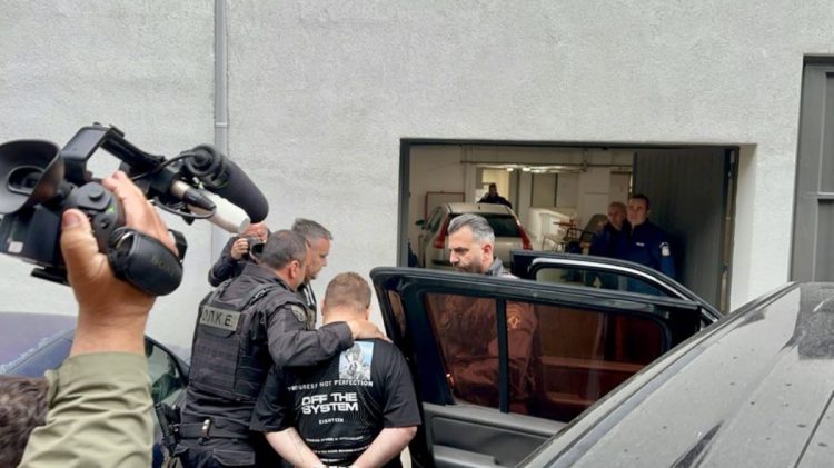 Λάρισα: Με σκυμμένο κεφάλι και χωρίς να απαντήσει σε ερωτήσεις οδηγήθηκε στις ανακριτικές αρχές για να απολογηθεί ο 21χρονος μητροκτόνος (ΕΙΚΟΝΕΣ – ΒΙΝΤΕΟ)