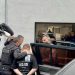Λάρισα: Με σκυμμένο κεφάλι και χωρίς να απαντήσει σε ερωτήσεις οδηγήθηκε στις ανακριτικές αρχές για να απολογηθεί ο 21χρονος μητροκτόνος (ΕΙΚΟΝΕΣ – ΒΙΝΤΕΟ)