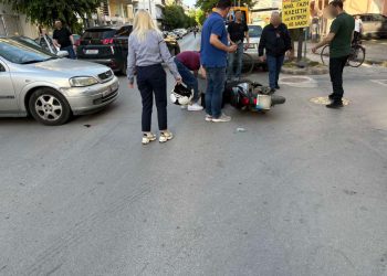 Λάρισα: Στο νοσοκομείο ένας άνδρας που τραυματίστηκε έπειτα από σύγκρουση δικύκλου με αυτοκίνητο (ΕΙΚΟΝΕΣ)