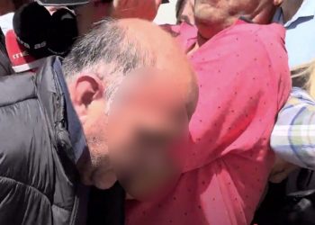 Λάρισα: Με σκυμμένο κεφάλι στο Δικαστικό Μέγαρο ο 50χρονος που κατηγορείται για την κακοποίηση των δύο παιδιών – Πήρε προθεσμία για αύριο (ΒΙΝΤΕΟ)