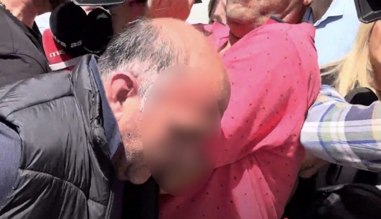 Λάρισα: Με σκυμμένο κεφάλι στο Δικαστικό Μέγαρο ο 50χρονος που κατηγορείται για την κακοποίηση των δύο παιδιών – Πήρε προθεσμία για αύριο (ΒΙΝΤΕΟ)