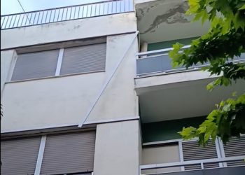 Σίδερο αιωρείται από κτίριο σε πολυσύχναστη περιοχή της Λάρισας – Δείτε το βίντεο