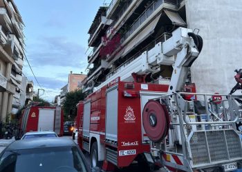 Λήξη συναγερμού με τον άνδρα που απειλούσε να πέσει από όροφο πολυκατοικίας στο κέντρο της Λάρισας (ΕΙΚΟΝΕΣ)
