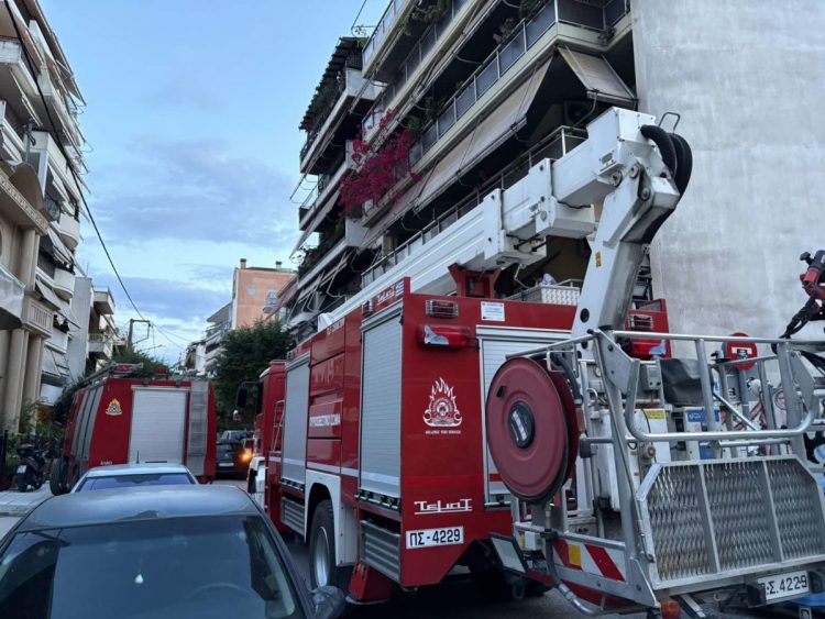 Λήξη συναγερμού με τον άνδρα που απειλούσε να πέσει από όροφο πολυκατοικίας στο κέντρο της Λάρισας (ΕΙΚΟΝΕΣ)