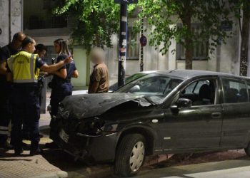 Σύγκρουση αυτοκινήτων στο κέντρο της Λάρισας – Στο νοσοκομείο μία μητέρα και το παιδί της που περνούσαν από το σημείο (ΕΙΚΟΝΕΣ)