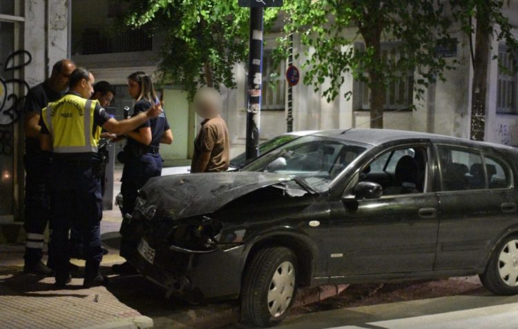 Σύγκρουση αυτοκινήτων στο κέντρο της Λάρισας – Στο νοσοκομείο μία μητέρα και το παιδί της που περνούσαν από το σημείο (ΕΙΚΟΝΕΣ)