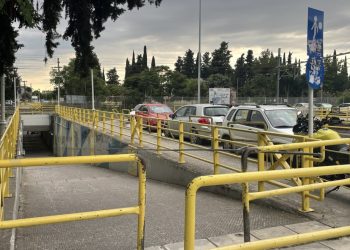 Λάρισα: Πτώση ατόμου στην πεζογέφυρα της Φαρσάλων (ΕΙΚΟΝΕΣ)