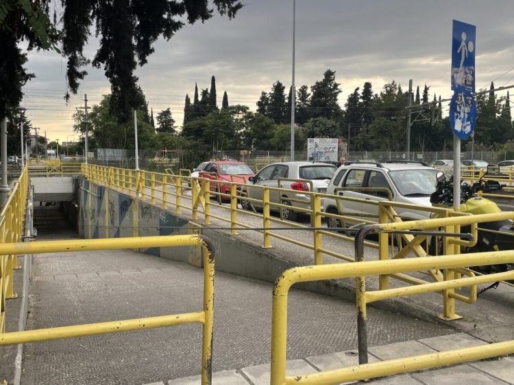 Λάρισα: Πτώση ατόμου στην πεζογέφυρα της Φαρσάλων (ΕΙΚΟΝΕΣ)