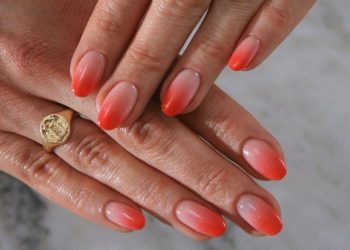 Κοραλί, lime green και μπεζ της άμμου τα χρώματα στο manicure για το καλοκαίρι του 2025