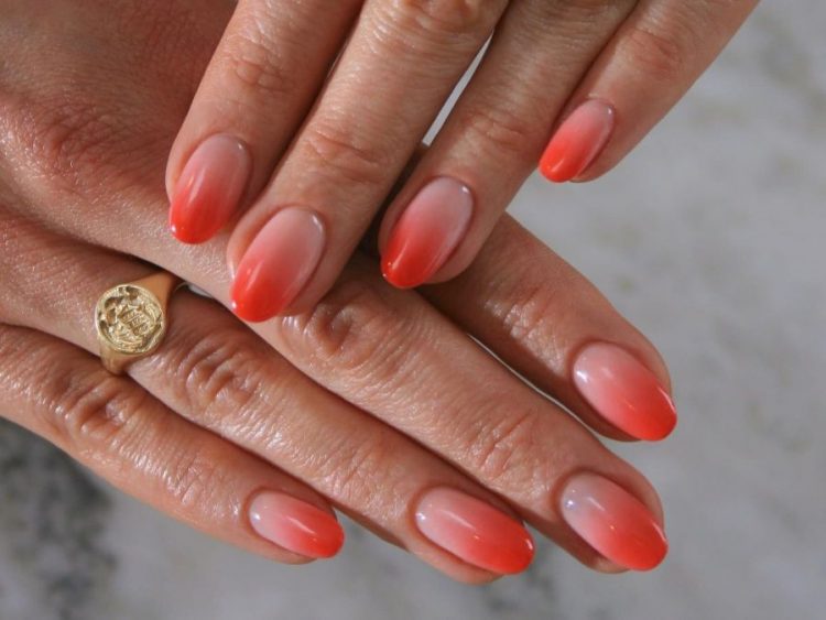 Κοραλί, lime green και μπεζ της άμμου τα χρώματα στο manicure για το καλοκαίρι του 2025
