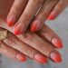 Κοραλί, lime green και μπεζ της άμμου τα χρώματα στο manicure για το καλοκαίρι του 2025
