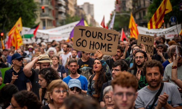Iσπανία: Γιατί κηρύσσει πόλεμο στο Airbnb – «Η δυστυχία μας είναι ο παράδεισός σας»