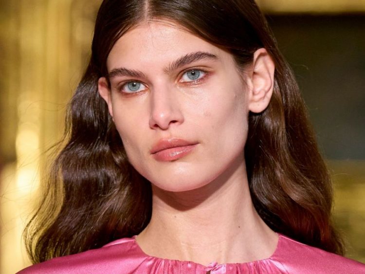 Lavender blush trend! Η νέα hot απόχρωση ρουζ που κολακεύει κάθε τόνο επιδερμίδας