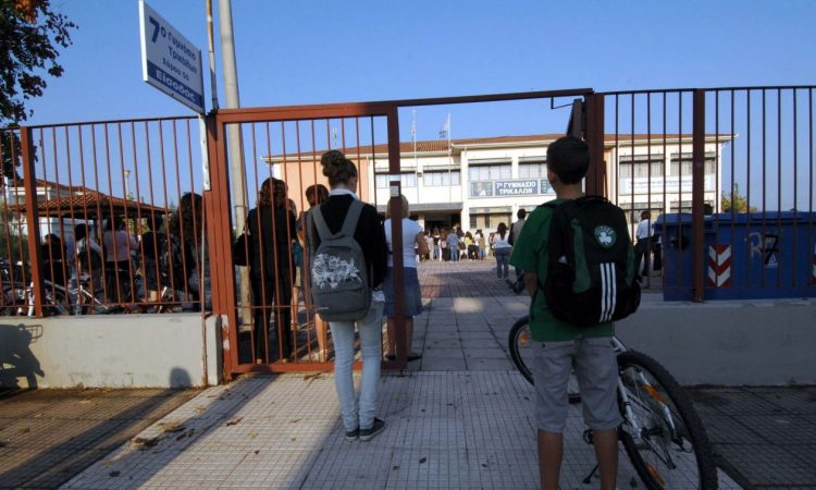 Σχολεία: Τι είναι η «κοινωνική εργασία» και πώς θα εφαρμοστεί αντί της αποβολής