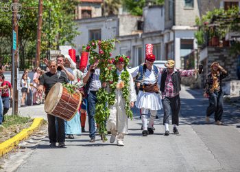 Αναβίωσε το έθιμο των «Μάηδων» στα Άνω Λεχώνια – Από που έλκει τις ρίζες του και από πότε χρονολογείται (ΕΙΚΟΝΕΣ)