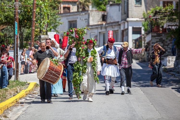 Αναβίωσε το έθιμο των «Μάηδων» στα Άνω Λεχώνια – Από που έλκει τις ρίζες του και από πότε χρονολογείται (ΕΙΚΟΝΕΣ)