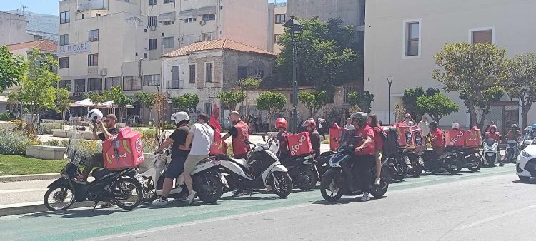 Παρέλυσε το κέντρο του Βόλου – Εκατοντάδες διανομείς διαδηλώνουν για τις συνθήκες εργασίας (ΕΙΚΟΝΕΣ – ΒΙΝΤΕΟ)