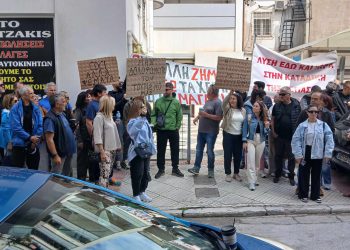 Βόλος: Διαμαρτυρία των επαγγελματιών παραθαλάσσιων επιχειρήσεων στην Κτηματική Υπηρεσία (ΕΙΚΟΝΕΣ – ΒΙΝΤΕΟ)
