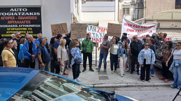 Βόλος: Διαμαρτυρία των επαγγελματιών παραθαλάσσιων επιχειρήσεων στην Κτηματική Υπηρεσία (ΕΙΚΟΝΕΣ – ΒΙΝΤΕΟ)