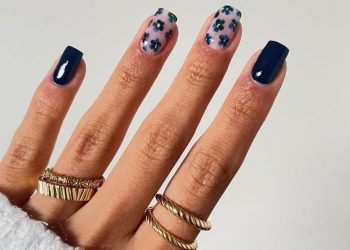 Τι είναι η «Blue Nail Theory;» 8 μπλε manicure που θα αντικαταστήσουν το κλασικό μαύρο βερνίκι
