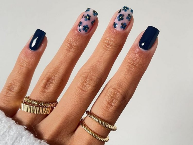 Τι είναι η «Blue Nail Theory;» 8 μπλε manicure που θα αντικαταστήσουν το κλασικό μαύρο βερνίκι