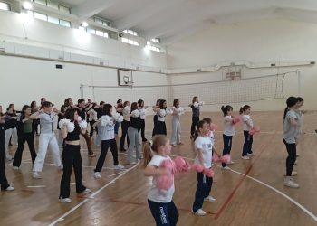 Ολυμπιακή έμπνευση και ενθουσιασμός στο Γυμναστήριο του 5ου Γυμνασίου Τρικάλων με cheerleading, cheer pom και cheer hip hop
