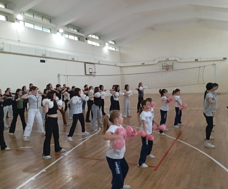 Ολυμπιακή έμπνευση και ενθουσιασμός στο Γυμναστήριο του 5ου Γυμνασίου Τρικάλων με cheerleading, cheer pom και cheer hip hop