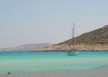 Το μικροσκοπικό «διαμάντι» του Αιγαίου με τις μυθικές παραλίες και τα μαγευτικά σοκάκια